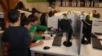 Los niños  de la escuela Txalburu de Abaltzisketa durante su visita a Logikaline