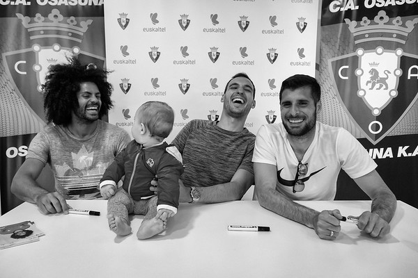 Fran Mérida, Unai García y Aridane Hernández en la tienda de Euskaltel de Ansoain