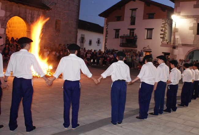 Hoguera de san Juan en Abaltziketa