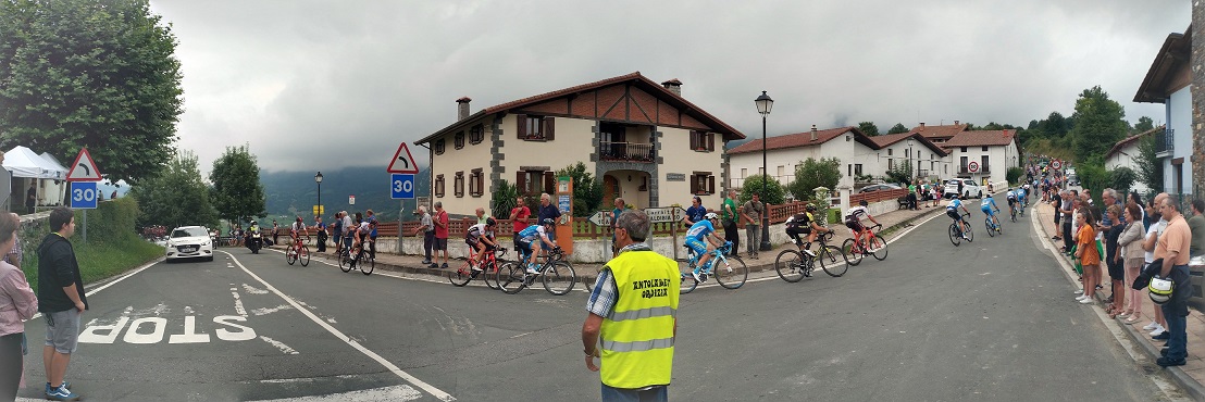 ciclistas  durante la prueba de Ordizia