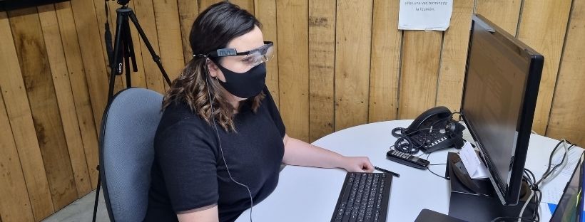 Responsable de atención al cliente durante pruebas de eye tracking para evaluar la experiencia de usuario de las aplicaciones de Logikaline