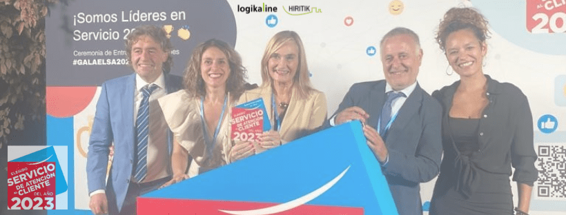 Iñaki Gorostidi, Presidente de Logikaline y Leire Zabaleta, Gerente -extremos izquierdo y derecho respectivamente- durante la gala de entrega de los galardones "Líderes en servicio 2023"