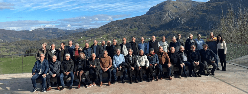 Asistentes al homenaje al Equipo Txapeldun organizado por Logikaline y Abaltzisketa en el mirador del pueblo