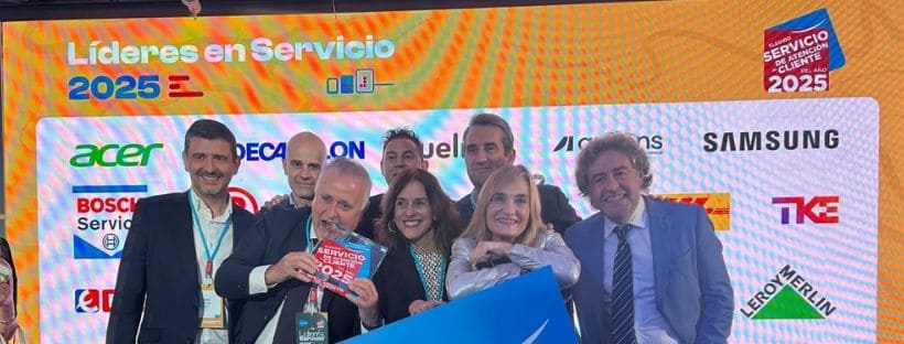 Gorostidi con el equipo de Eroski recogiendo el premio Líderes fidelización